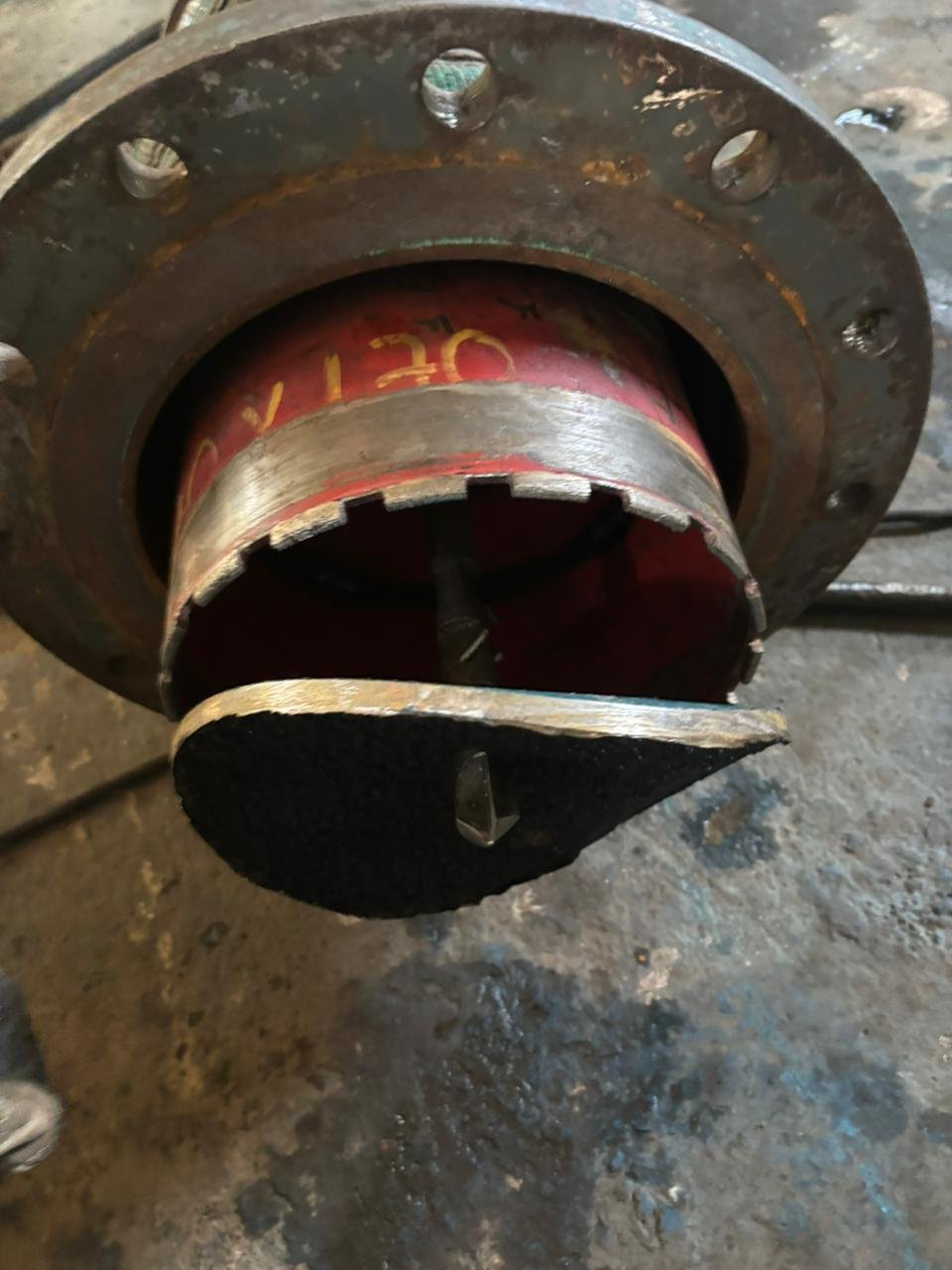 Coupon de 12” retirado, com corte da trepanação visível