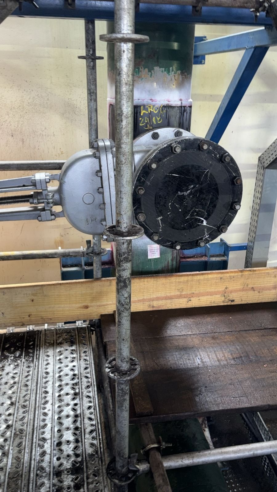 Flange cega montada sobre a estrutura de acesso na linha de 18”