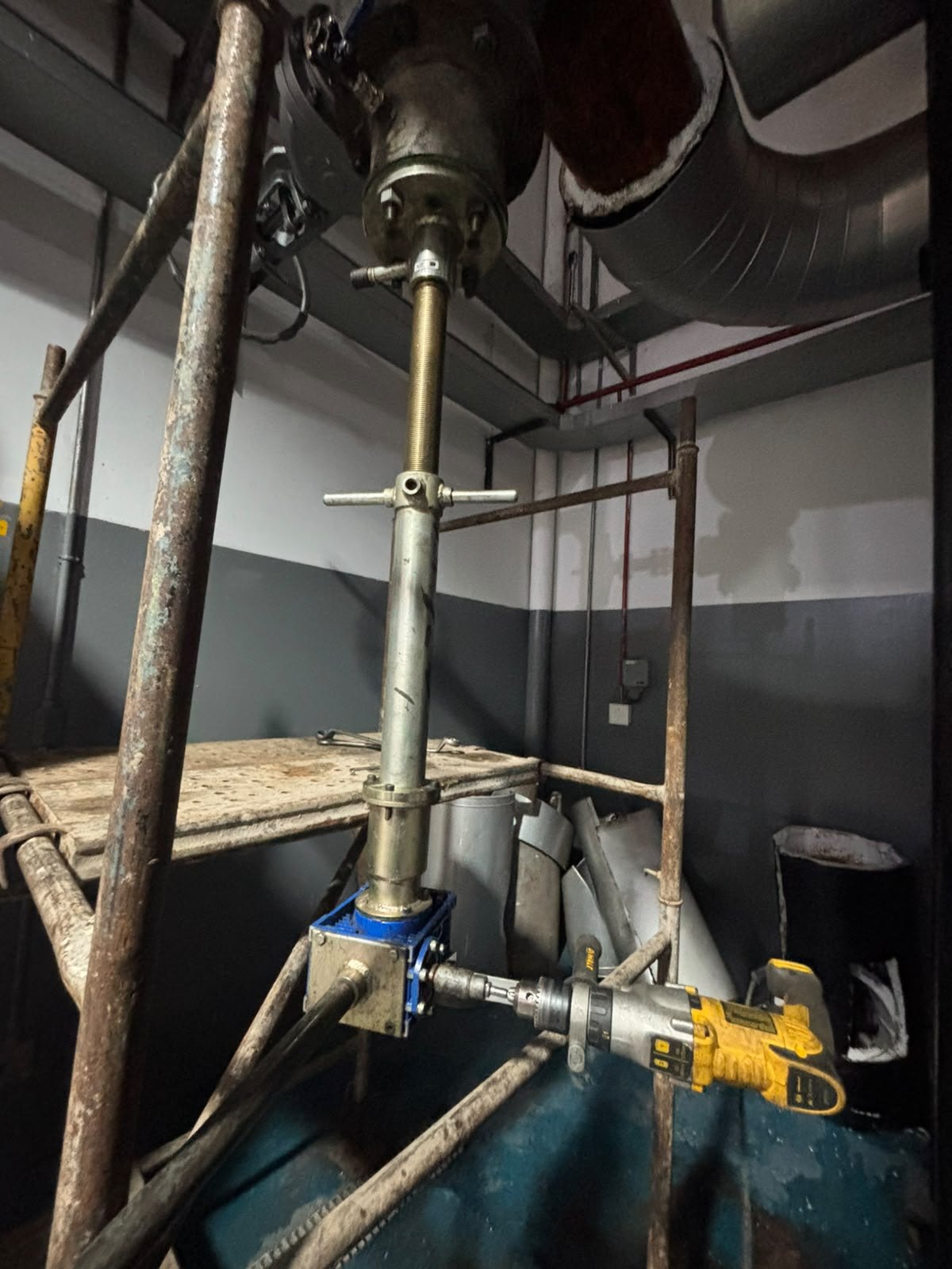 Máquina de trepanação montada sobre cabeça na rede de água industrial