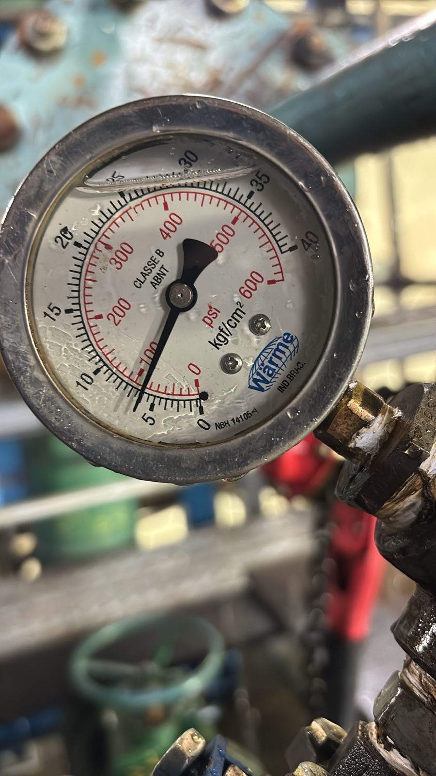 Manômetro utilizado no teste de estanqueidade do conjunto