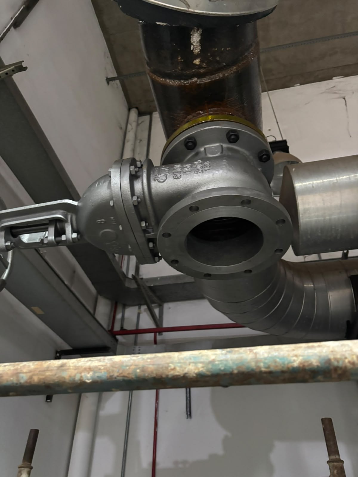 Válvula em aço inox instalada na rede de água industrial